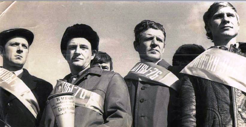 Передовики района с кубком Савельевой,1976 г..jpg